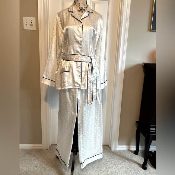 ✨🎄✨LA VIE EN ROSE Luxury Pyjamas Size M  NWOT - Picture 2 of 9